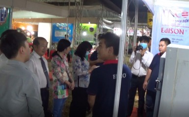 Ông Đoàn Tấn Bửu, Phó Chủ tịch UBND tỉnh Đồng Tháp, tới thăm gian hàng ENCO.